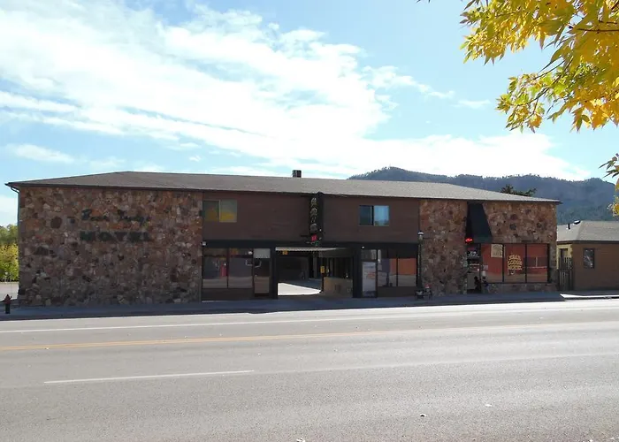 Bear Motel 2*